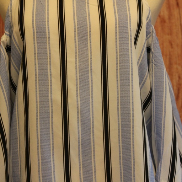 *NWT* Almost Famous Striped Cole-Shoulder Top - Picture 5 of 7